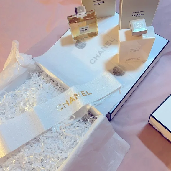 Authentic Chanel Gabrielle Fragrance and Lotion set FS gold wrap Velcro ribbon - Picture 4 of 7